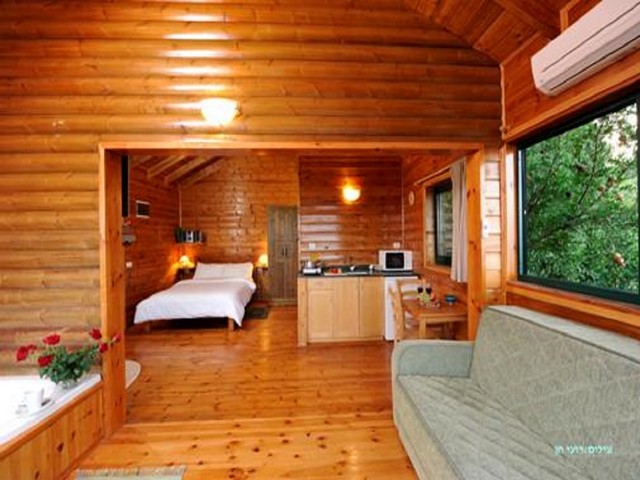 לוין בקתת עץ זוגית משפחתית